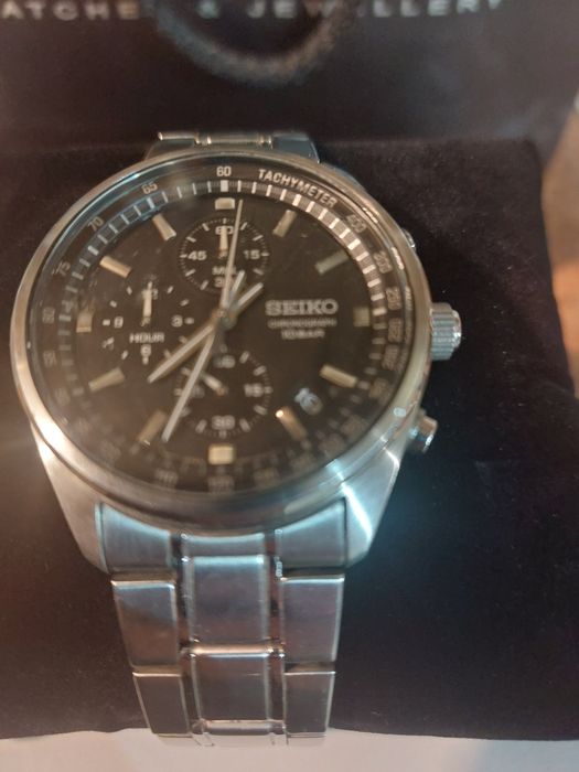 Продавам часовник сейко. Часовника е използван с леки забелшки по него