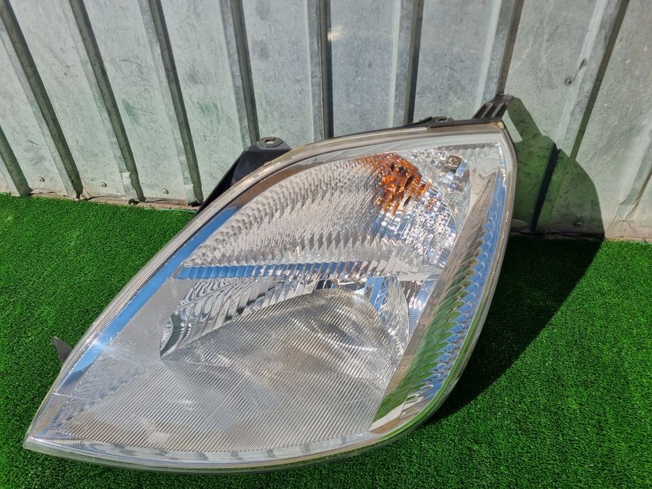 Far stanga complet Ford Fiesta stare IMPECABILA