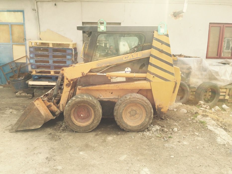 Inchiriez utilaje de constructii. Buldoexcavator cu picon bobcat si ba