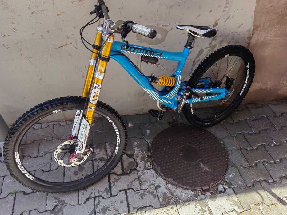 Bicicleta downhill commencal