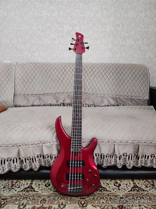 Бас гитара Yamaha бас-гитара TRBX305 CANDY APPLE RED красный