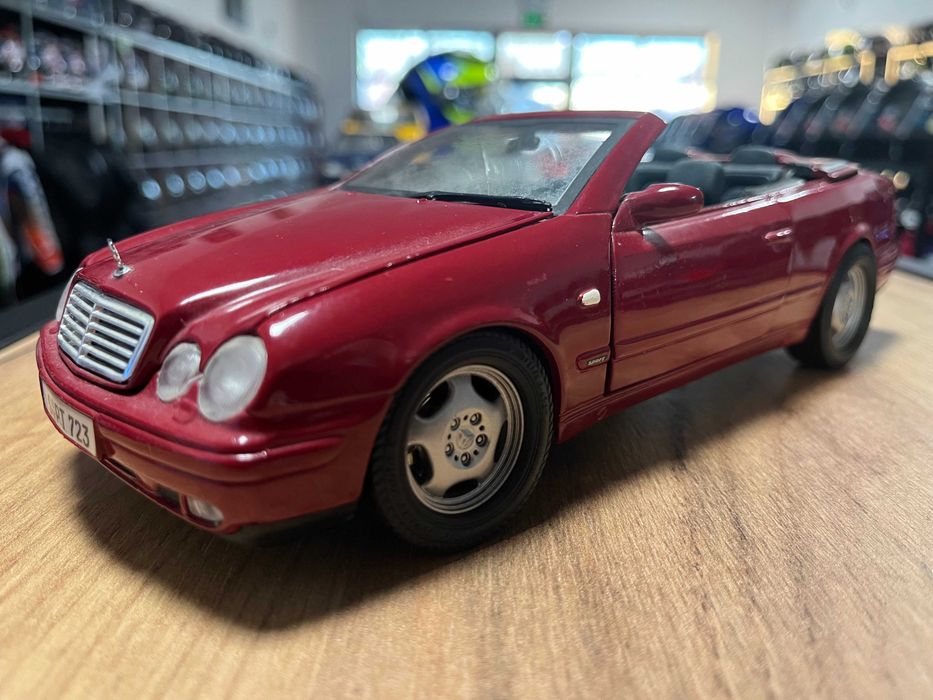 Метална колекционерска количка модел  BBURAGO Mercedez-Benz CLK  1:18