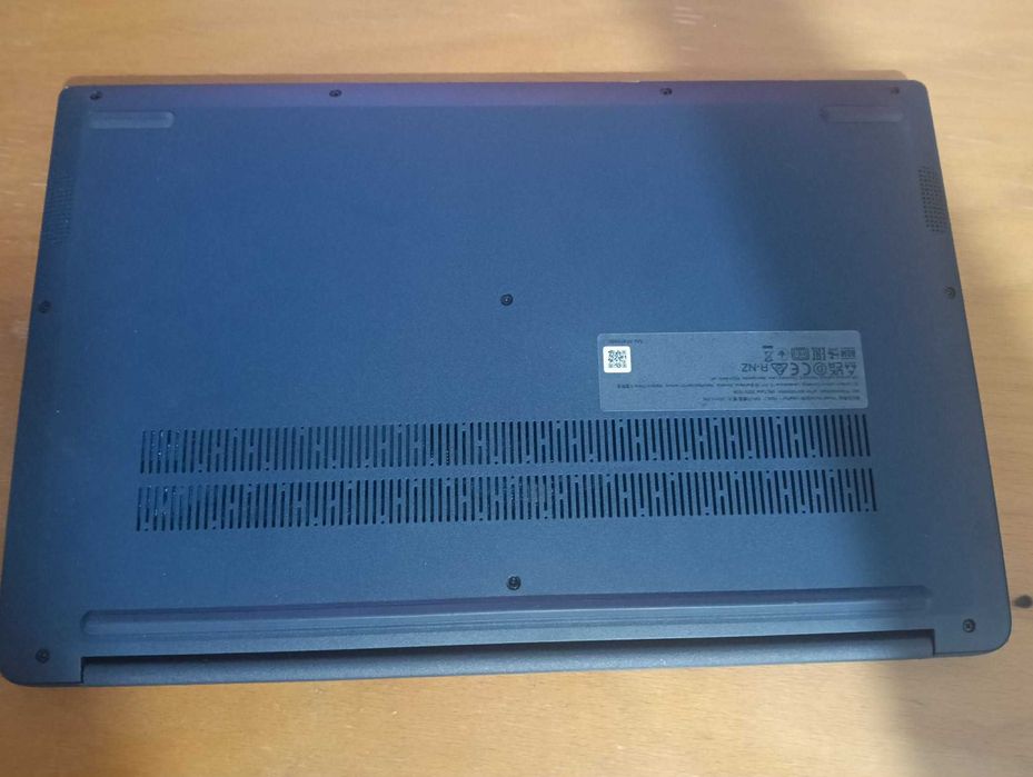 Laptop I3 Slim are 128 gb ssd procesor quad core si 4 gb ddr4.