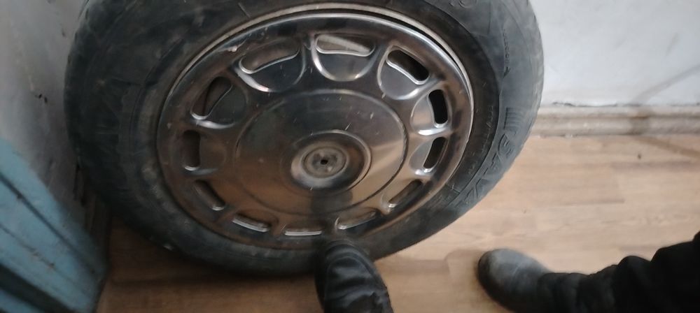 Продам 2 резины на волгу. Летняя бу. С дисками. 4 калпоа нержевейка