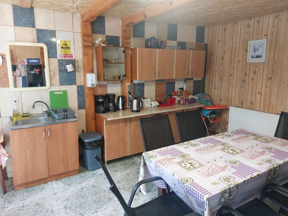 Sinaia centru, de închiriat vilă 9 camere, parcare 10 mașini, termen lung