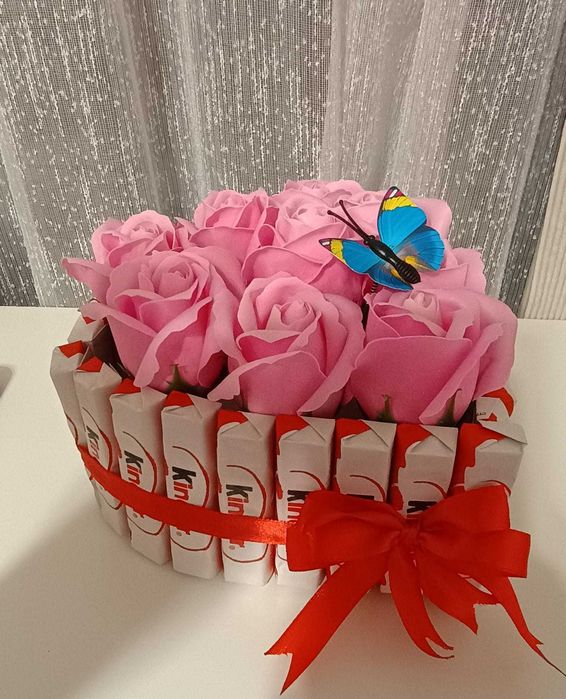 Cadou Valentine's day-aranjament cu trandafiri de săpun și kinder