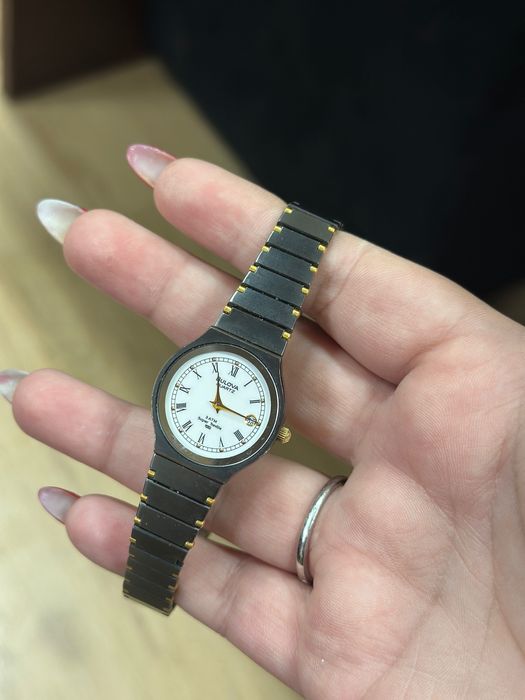 Продавам дамски часовник Bulova Quartz в много добро състояние.
