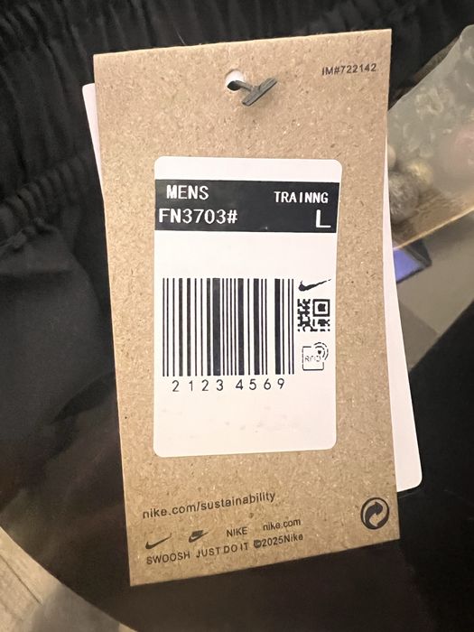 Vand pantaloni scurti nike dri-fit 2 bucati. Fiecare bucata este 80 de lei!