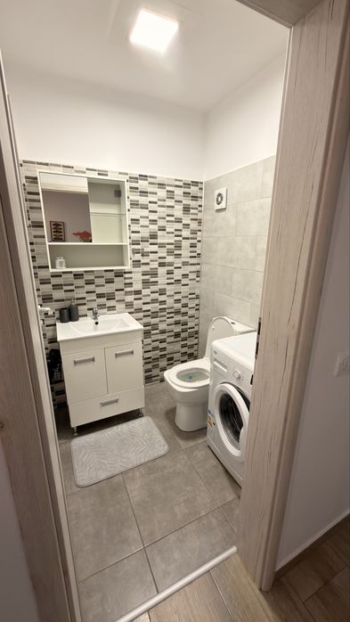Apartament de închiriat – 3 camere, două băi, bucătărie închisă, 70 mp, utilat complet – strada Tineretului 37i