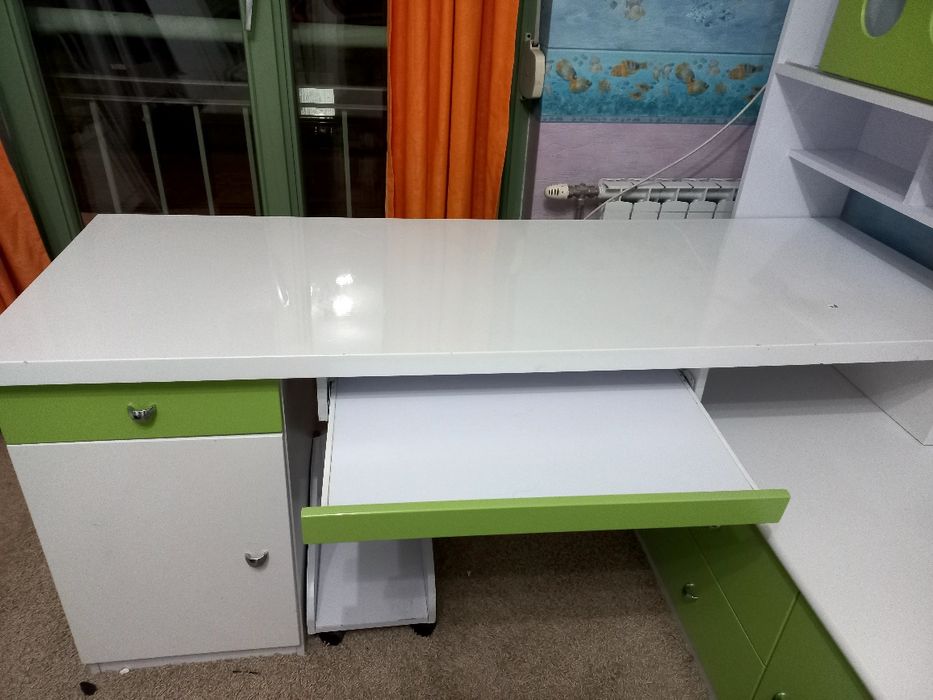 Голямо бюро с шкафове и Легло за детска стая