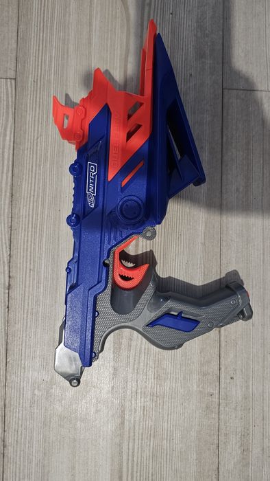 Pistol / Lansator de mașini Nerf Nitro DuelFury – Stare foarte bună