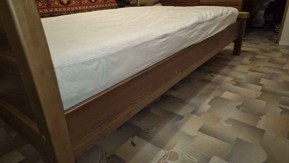Кровать из массива дерева 1.5