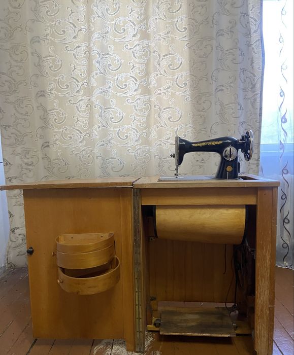 Швейная машина (ножная)