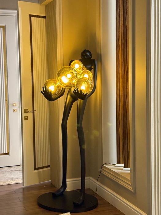 Продаетсв Статуя торшер