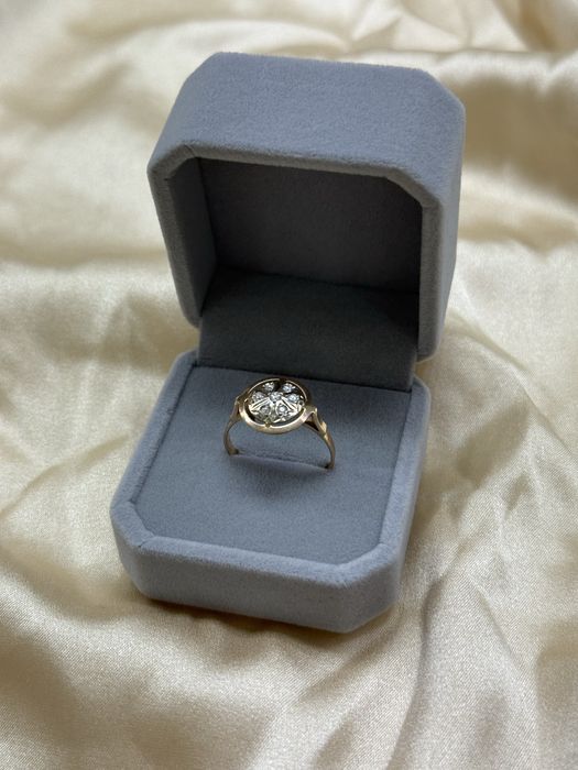 Золотое кольцо с фианитами