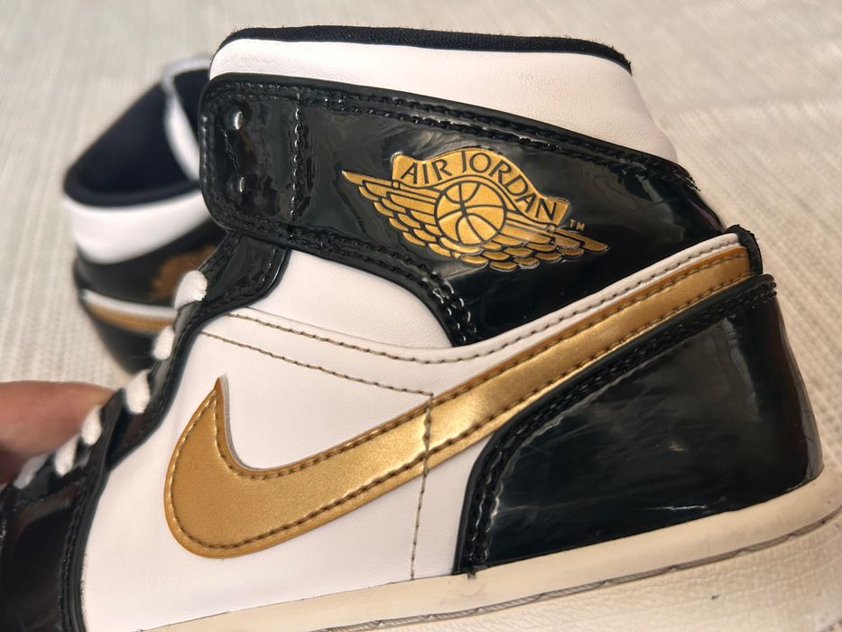 Nike Air Jordan 1 Mid SE Black/White/Metallic Gold – Mărimea 40