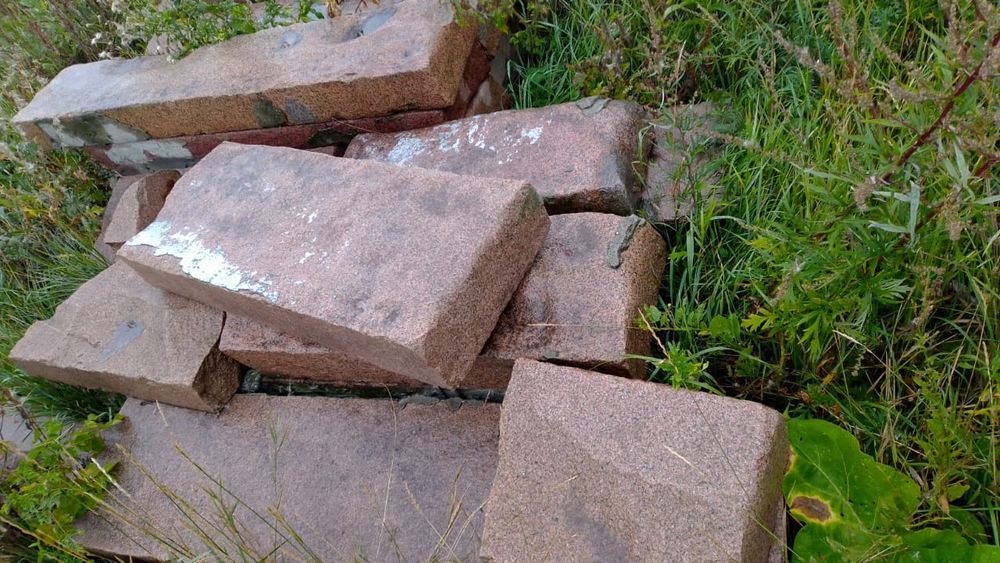 Бардюрный гранитный камень