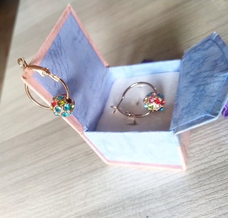 Сребристи обеци , цветни големи и малки цветни в кутия