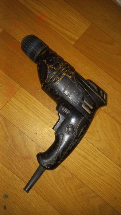 Продам Дрель на Запчасти,  Поломка вроде якорь. ЗапчаститКнопка, потро