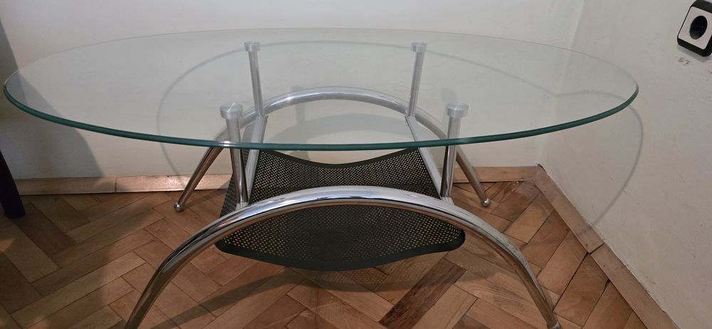 Стъклена хола маса