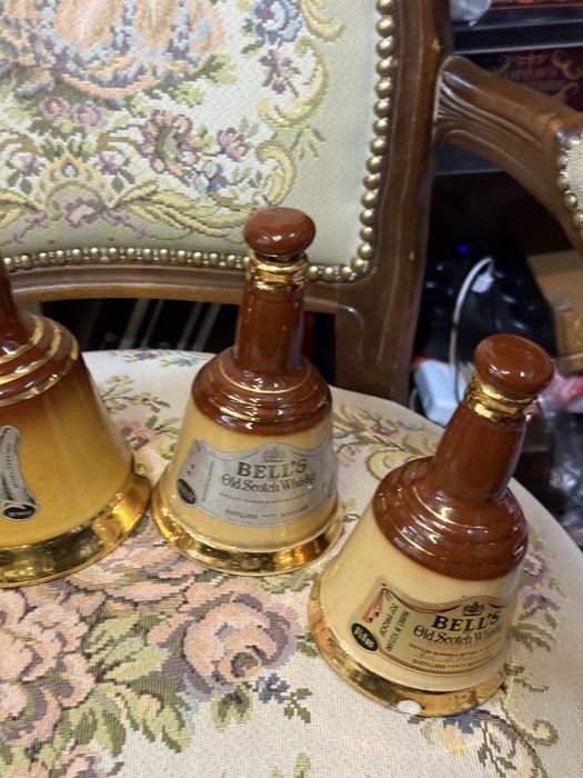 колекция от 5 стари порцеланови бутилки от уиски белс
