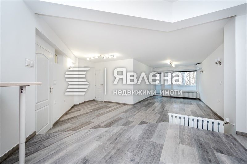 Луксозен, необзаведен !