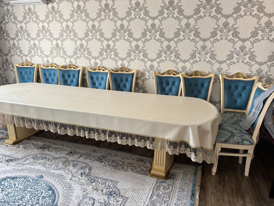 Продаётся гостинный стол со стулями