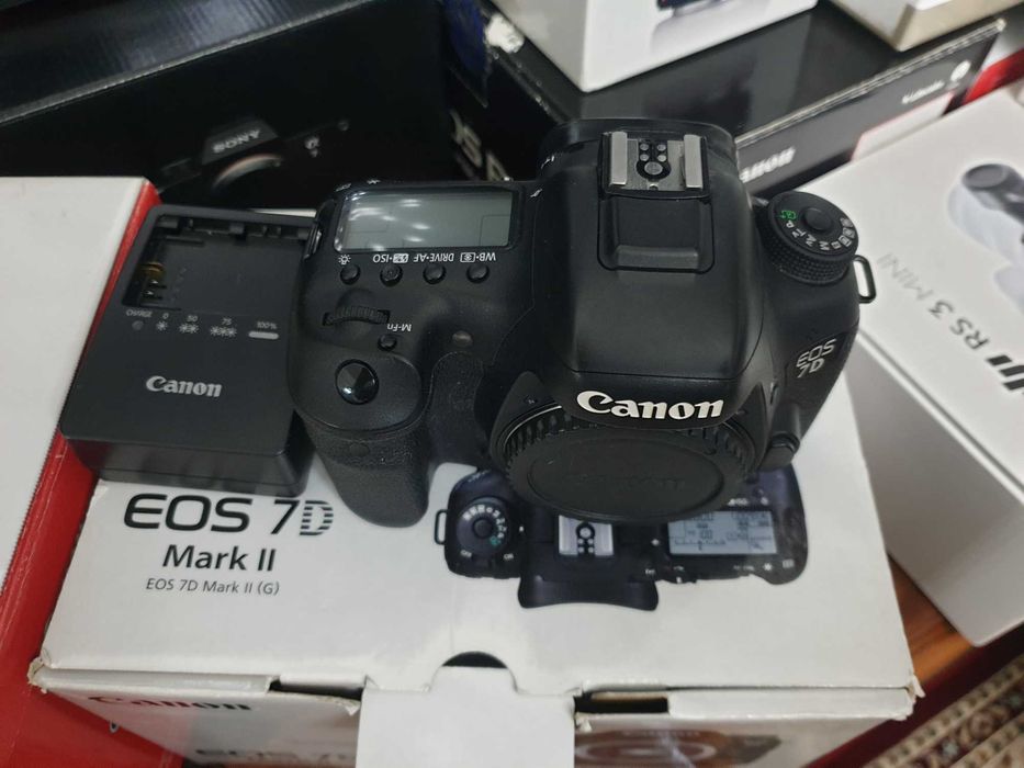 Кенон 7д марк2 в идеале .В упаковке