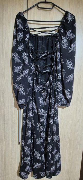 Рокля с открит гърб