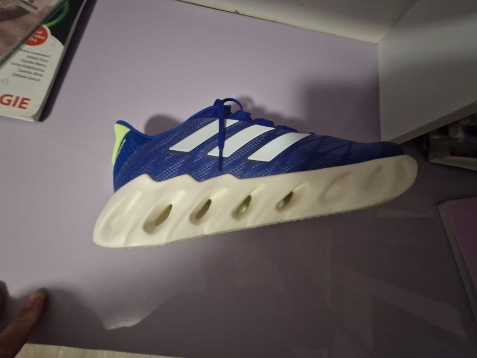 Adidasi noi marimea 49,5