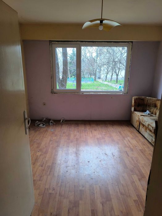 Продава тристаен панелен апартамент в кв. Здравец Изток