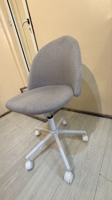 Vând scaun de birou confortabil, potrivit atât pentru lucrul la birou, cât și pentru stat mai multe ore pe zi.