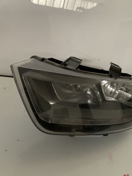 Far Audi Q3 dreapta stare f buna! Nu are urechi rupte!