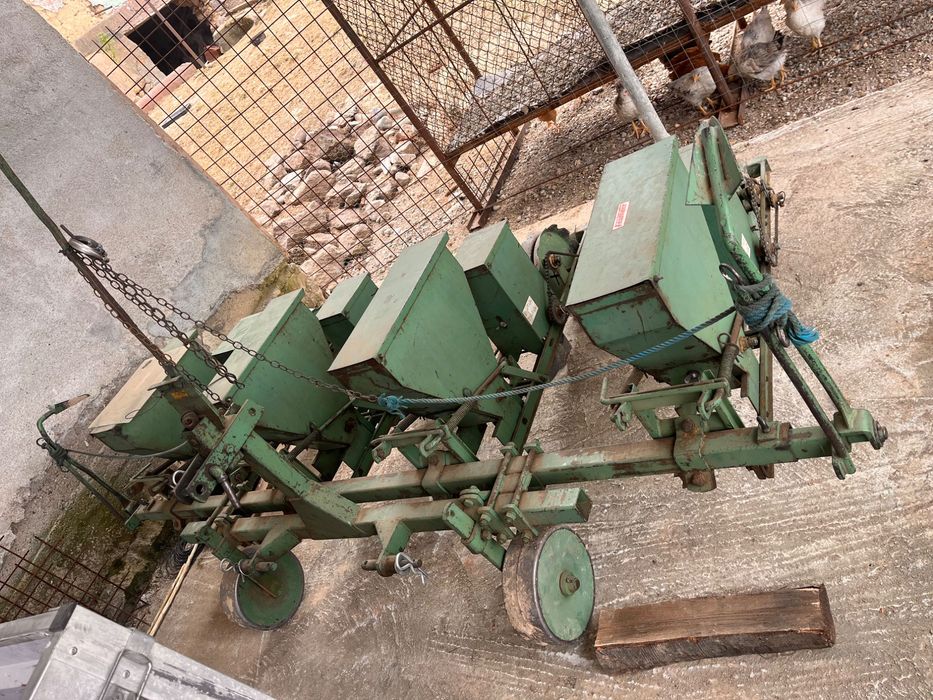 Vand tractor, semanatoare, plug, tocatoare si grapa rotativa