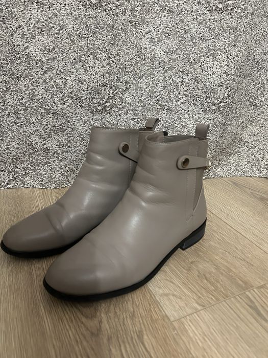 Продаются женские ботинки