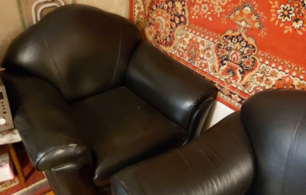 2 кожаных кресла