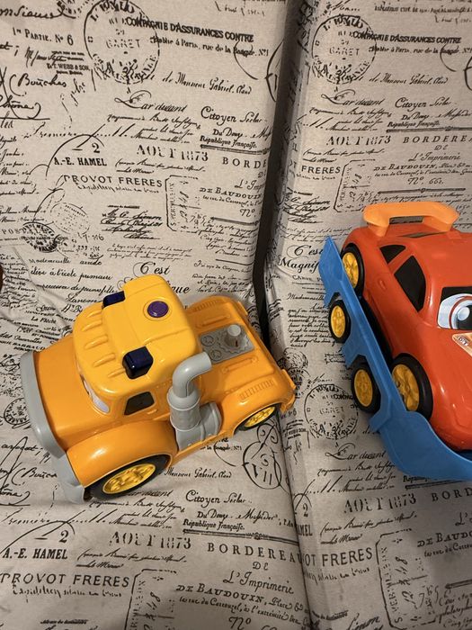 Camion mare cu remorca si masina