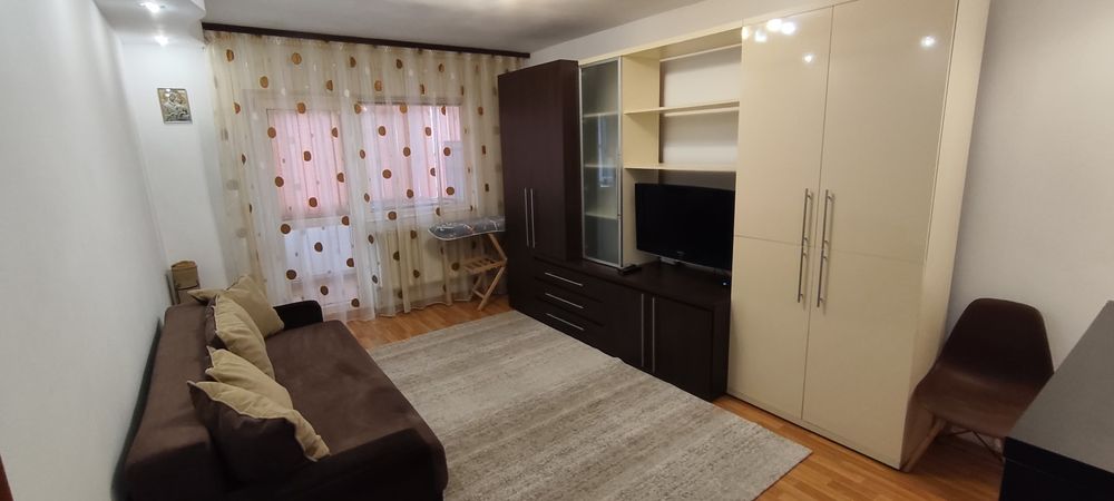 Inchiriez apartament zona podu de fier
