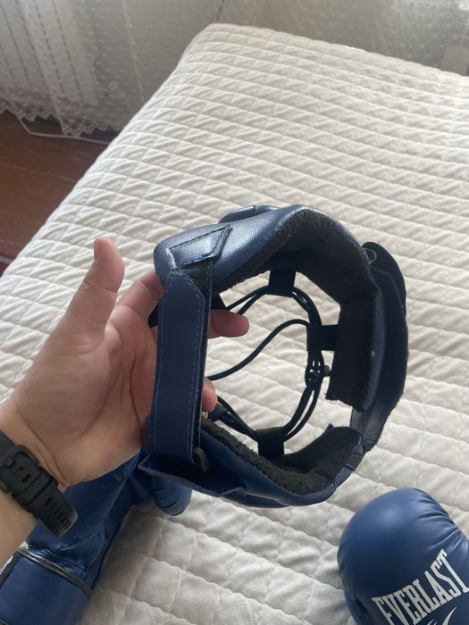 Продам боксерские перчатки и шлем.