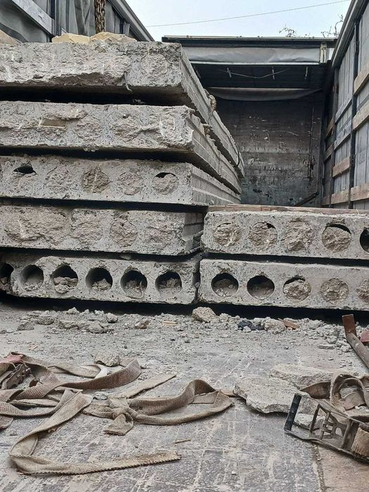 Бетон плиталар сотилади.