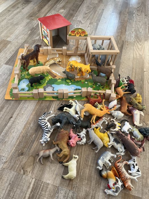 Зоологическа градина с много животни