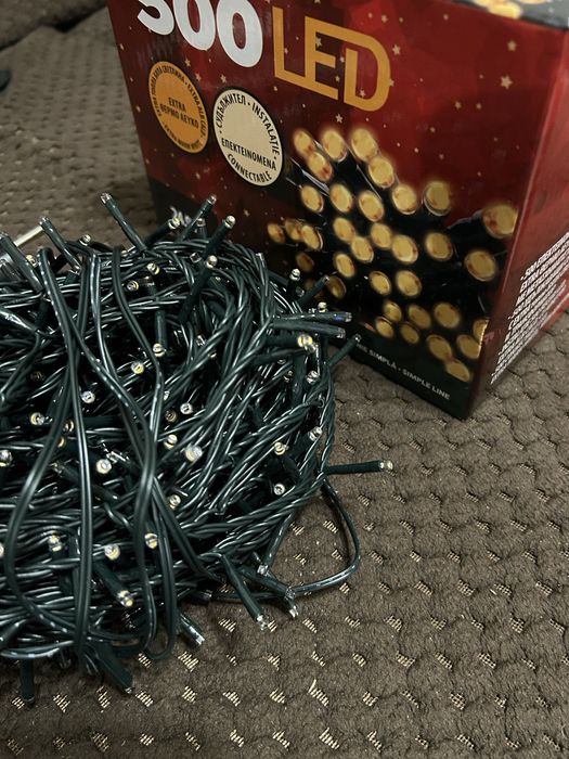 Коледни жълти лампи