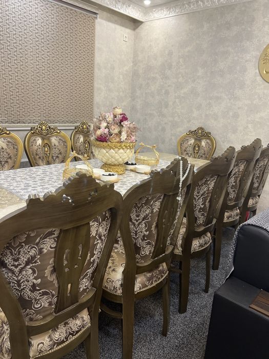 Стол и стулья 10штук б/у но в хорошем состоянии чистые