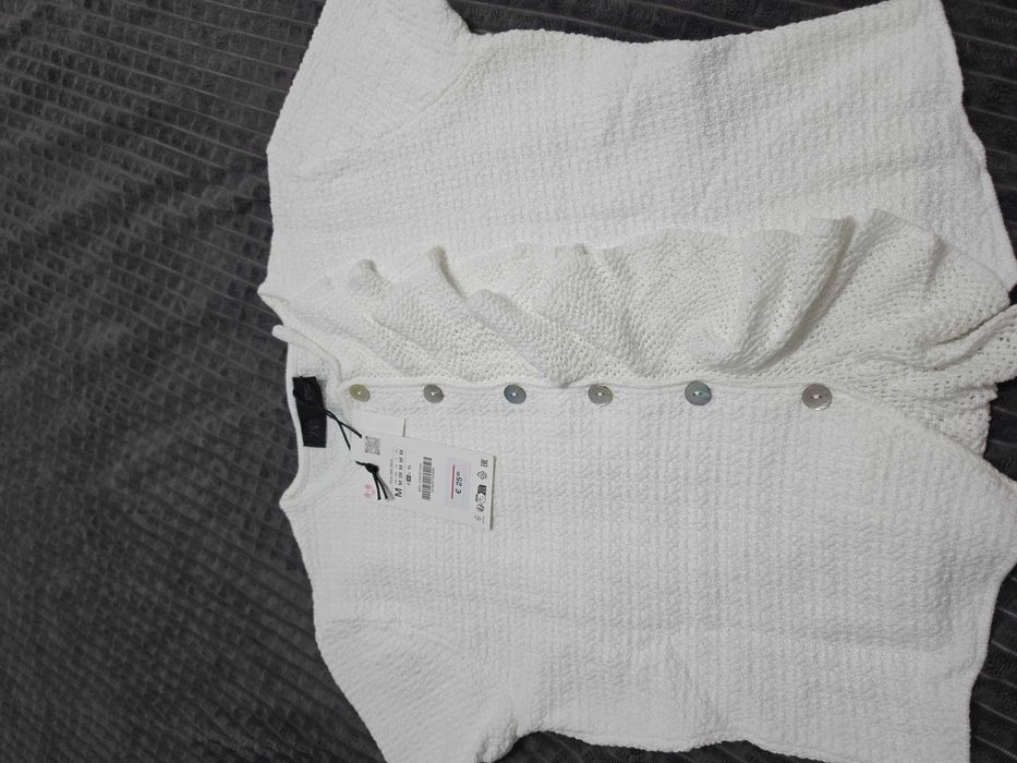 Дамски блузи и потници на Zara и Stradivarius