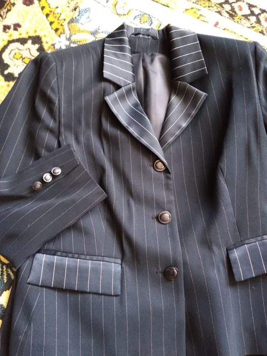 Продам женские костюмы