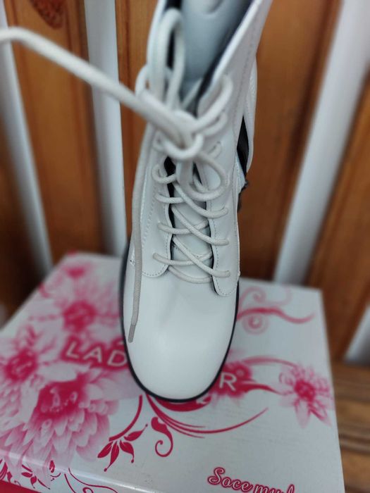 Ghete noi, chic, usoare si confortabile, captusite in interior