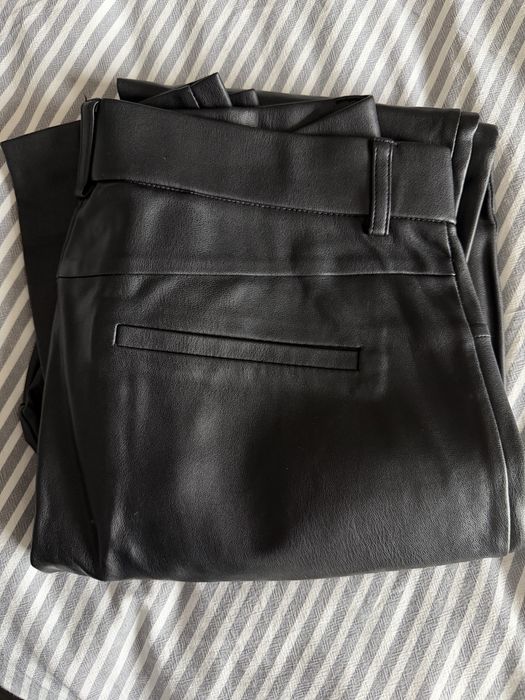 Кожен панталон тип дънки Zara