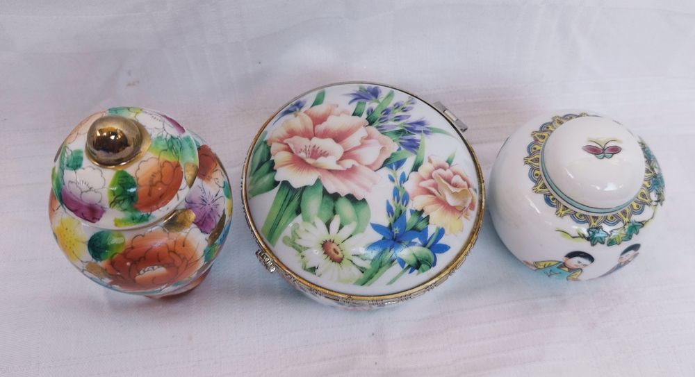 Lot cutie pentru bijuteri si recipiente din porțelan, colectia Regency