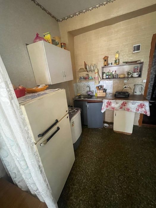 Продаётся 1 комнатная в бывшем общежитии.Кухня внутри,с/у на две семьи