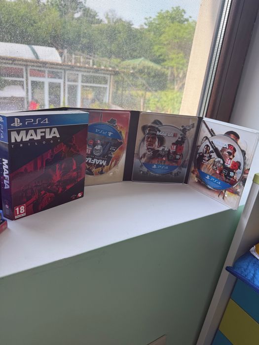PS4 в перфектна кондиция. Почити не използван заедно с игри. За тази цена получавате и PS4 и игрите от снимката